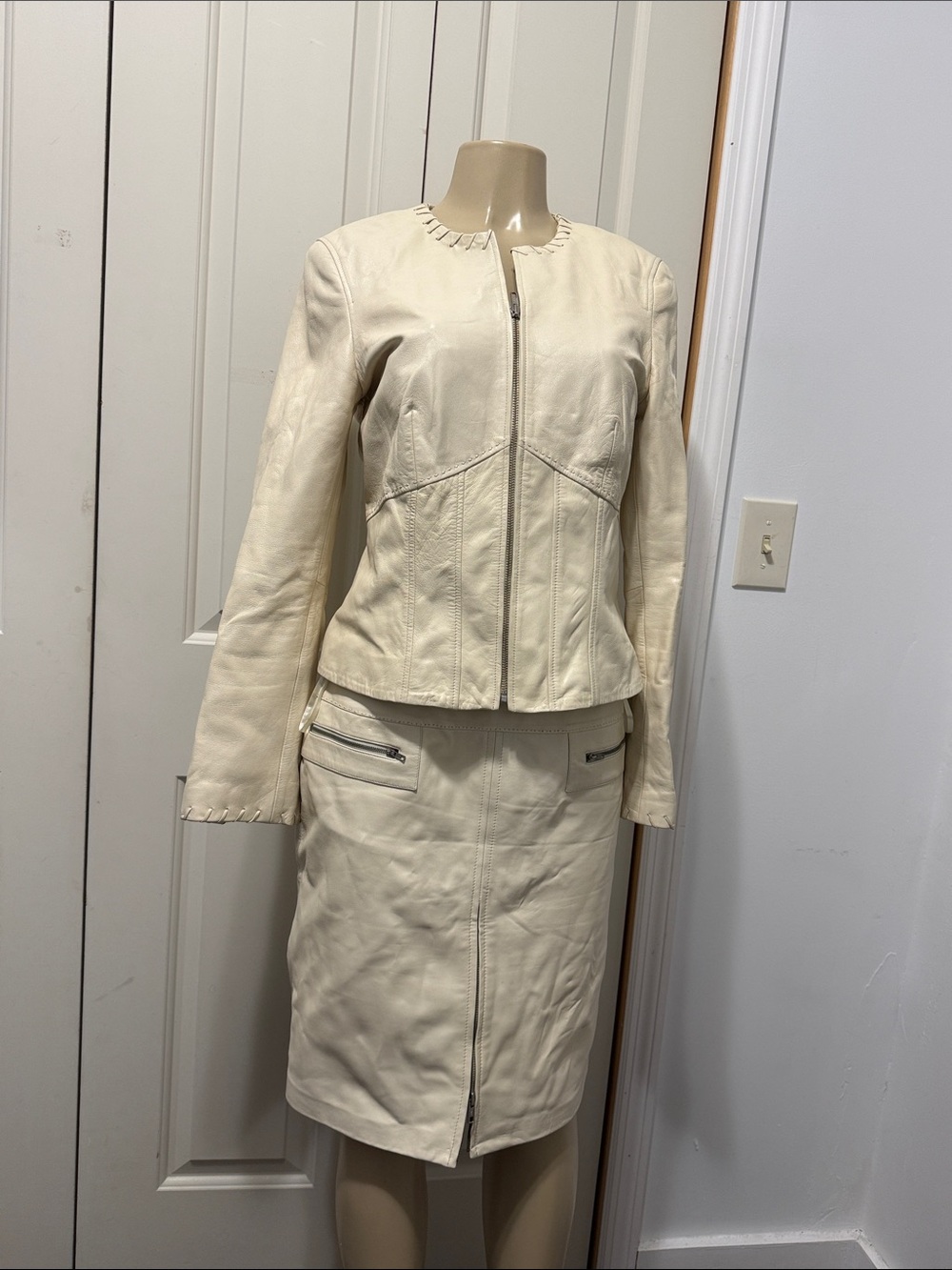 Vintage.   Cream  genuine leather cache  women suit  set. Jacket size  12   Ski